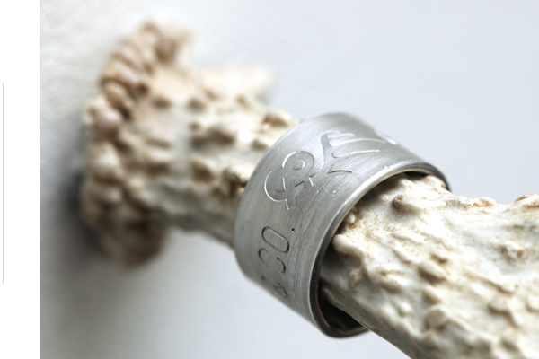 <br /><br /><em>the antler&co. brand   </em>::<em>   hooks made from antlers, what a novel idea</em>