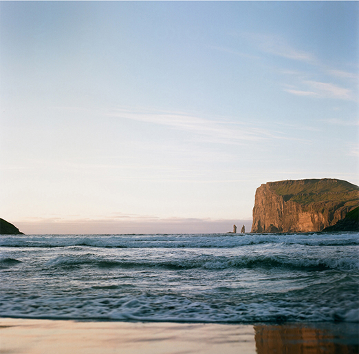 
			<br /><em>View of Risn + Kellingin, from Tjørnuvik beach 
			<br /><br /><br /><br />| Stremoy Island
			<br /></em>