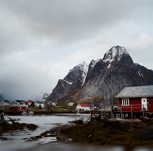 
			<br /><em>tiny town, big mountain.
            <br />(that will be climbed)
			<br />
            <br />
            <br />lofoten / artic circle</em>