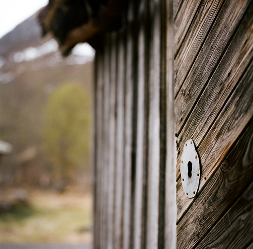 
           	<br /><em>no need for this lock.
            <br />
			<br />
            <br />
            <br />south of andalsnes / W</em>