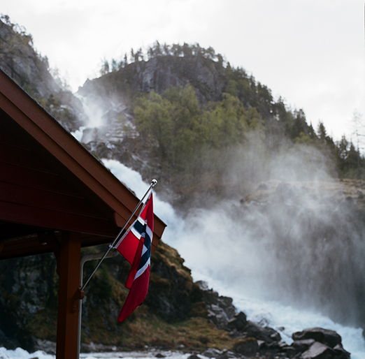 
			<br /><em>tourist spot stop.
            <br />
			<br />
            <br />
            <br />låtefoss / SW</em>